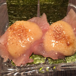 熊の焼鳥106 - ２０１５年１月訪問　突き出し「雲丹胸」。胸肉の刺身にウニと山芋のペースト。