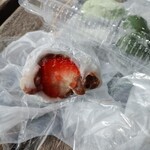 餅太 - めちゃあまくてジューシーな苺　　１個食べただけで、養老軒のフルーツ大福食べたぐらい満足感有ります