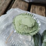 餅太 - 初めての鶯餅　　１月から３月までの季節の食物らしい　　　味はきな粉をまぶした大福みたいな　　