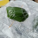 餅太 - 草餅…よもぎの薫りが良いです。餡は粒あんに粒あんが混じってます。