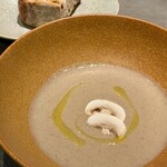 恵比寿 鉄板焼き Sublime - ポルチーニ茸とブラウンマッシュルームのポタージュ
