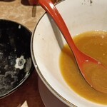 ラーメン 野良裏家 - 塩分過多気にして完飲せず。