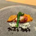 恵比寿 鉄板焼き Sublime - にんじんのピュレと共に提供される焼き野菜