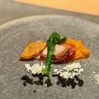 恵比寿 鉄板焼き Sublime - にんじんのピュレと共に提供される焼き野菜