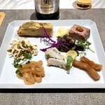 ON the TABLE CHINESE - 