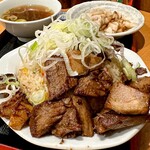 自家製熟成麺 吉岡 目白総本店 - チャーシューチャーハン 並盛＆味付背脂