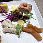 ON the TABLE CHINESE - 