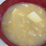 ドライブイン仔馬 - お味噌汁の具は厚揚げと豆腐