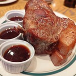 マロリーポークステーキ 西新宿店 - 3人でシェアしたから、キリマンジャロでは足りず、マッターホルン（700g）を追加。あれ？こっちのがキリマンジャロより大きいような？笑