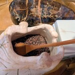 泰庵 - ヒマラヤ岩塩
      ゆで卵のような味ですが、お蕎麦（特に太打ち十割）に良く合います