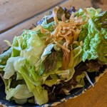 生姜料理 しょうが - 大皿に盛られたサラダはお代わり無料〜！