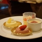 カフェ＆ダイニング Chef's Palette - イチゴフェアのスイーツバイキング★
            
            さあ始まりましたー！
            
            土日なのでパスタもあります♡
            17時から第3部の開始で2時間制。
            17時前に席に着いて早めに食べ物を取ってしまったらフライングだと怒られました（笑）
            
            めちゃ恥ずかしい…