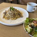 そらいろLOUNGE - 3種のきのこクリームパスタ