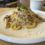 そらいろLOUNGE - 3種のきのこクリームパスタ