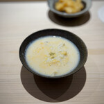 鮨 西崎 - 体の芯まで冷えるこの日、温か〜い白魚の豆乳汁が身に沁みます(^^)
      ほんのり効いた山椒が程良く引き締めつつ、とても優しい美味しさ♪