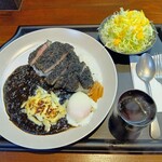 竹炭熟成とんかつ アバンティ - 特製竹炭ブラックカツカレー(ご飯少なめ)炙りチーズと温泉卵トッピング