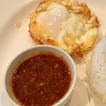 カオマンガイ専門店 Pui - 半熟目玉焼き、生姜風味のカオマンガイソース