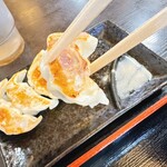 紺のれん - 餃子は小粒で、野菜少なめで肉々しい味❗️