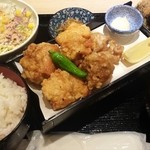 板前バル 新宿店 - 阿波尾鶏の唐揚げ定食♪唐揚げ以外はお代わり自由♪