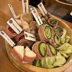 炭火野菜巻き串と餃子 うずまき - 