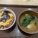 すき家 - デミグラスチーズ牛丼（小）、菜の花と鰆のみそ汁