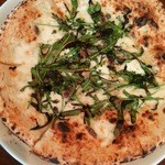 デカンターレ・ロッソ - アンチョビ、ケッパー焼きルッコラのピザ（単品1,512円）
