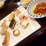 カフェ＆ダイニング Chef's Palette - お次はスイーツプレート！
            いちごのモンブラン風ショートケーキは生地が柔らかくてよい！
            
            いちごのベイクドチーズケーキはしっとりしていてきちんといちごもチーズも感じられます(⋈◍＞◡＜◍)
            
            
            いちごのチョコバーは重くてずっしり。ドライフルーツとホワイトチョココーティング、サクッとした生地がいいですね！
            
            
            いちごのマカロナードはサクサクしていて美味しいー！
            ガトーショコラオレンジはきちんと層が作ら