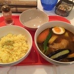 スープカレーのチキンレッグ、辛さ普通