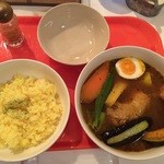 スープカレーのチキンレッグ、辛さ普通（上方から）