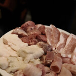 山源 - シオのお肉(ホルモン、トントロ、ナンコツ、コメカミ(カシラ))