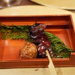 鷹匠鍋 あか羽 - 鴨肝焼き　ハツ、レバー、つくね