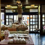 おかき処　虎笛 - 大通りに面していますが、店内は落ち着いた雰囲気です