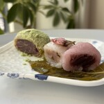 おかき処　虎笛 - 道明寺はピンク色が粒あん、白い方は桜葉入りの桜あん