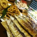 お店にはいっぱいのお料理が並びます