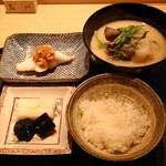 淡流 - ①ご飯(加西農家にこまる)、②あこう、辛味大根(ご飯のお供)、③香の物、④猪肉、豆腐、せりの味噌汁