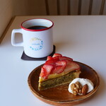antcafe Kawaguchi - いちごと紅茶のタルト（650円） カフェインレスコーヒー（700円）