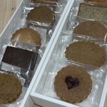 シヅカ洋菓子店 自然菓子研究所 - 右(5個入りBOX)左(自分用)