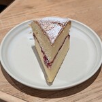 armadillo bakes & coffee - フランボワーズのヴイクトリアケーキ　540円