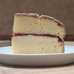 armadillo bakes & coffee - フランボワーズのヴイクトリアケーキ　540円