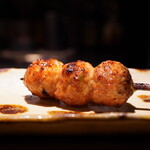 宮新 - ◇つくね
ギュッとした口当たりに、コクのあるタレと身の甘みが心地よく交わる。