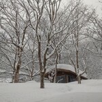 別邸 仙寿庵 - 午後４時迄、おやつが置いてある小屋。ロビーの長靴に履き替えて向かいます。