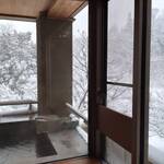 別邸 仙寿庵 - 客室(和洋室)からのビューバスと雪景色