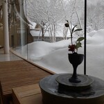 別邸 仙寿庵 - 椿の生け花と雪景色