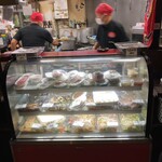 国民酒場あさひや じぃえんとるまん - 注文口。ショーケースはおつまみドッサリ！