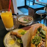 ベトナム居酒屋さるちゃん - バインミー＆ハーフ麺ドリンクセット：1800
    特製バインミー：パクチー有り、 揚げ春巻き、マンゴージュース