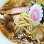 みつよし - 手打ち麺は心地よい弾力。手もみで軽く縮らせて、スープがうまく絡みます。