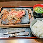 感動の肉と米 沼津店 - ヴォルケーノカルビセット(生卵付き)(1000円)。