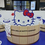 宙 - 到着ロビーのキティちゃん、期間限定だそうです！