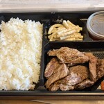 やっぱりステーキ - 料理写真:ステーキ弁当はカット済みの状態で提供されるステーキ弁当。