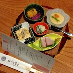 炭焼 うな富士 - 白子のムース イカの雲丹焼き 北寄貝といぶりがっこのカナッペ 炙り合鴨スモーク 春菊と林檎の白和え